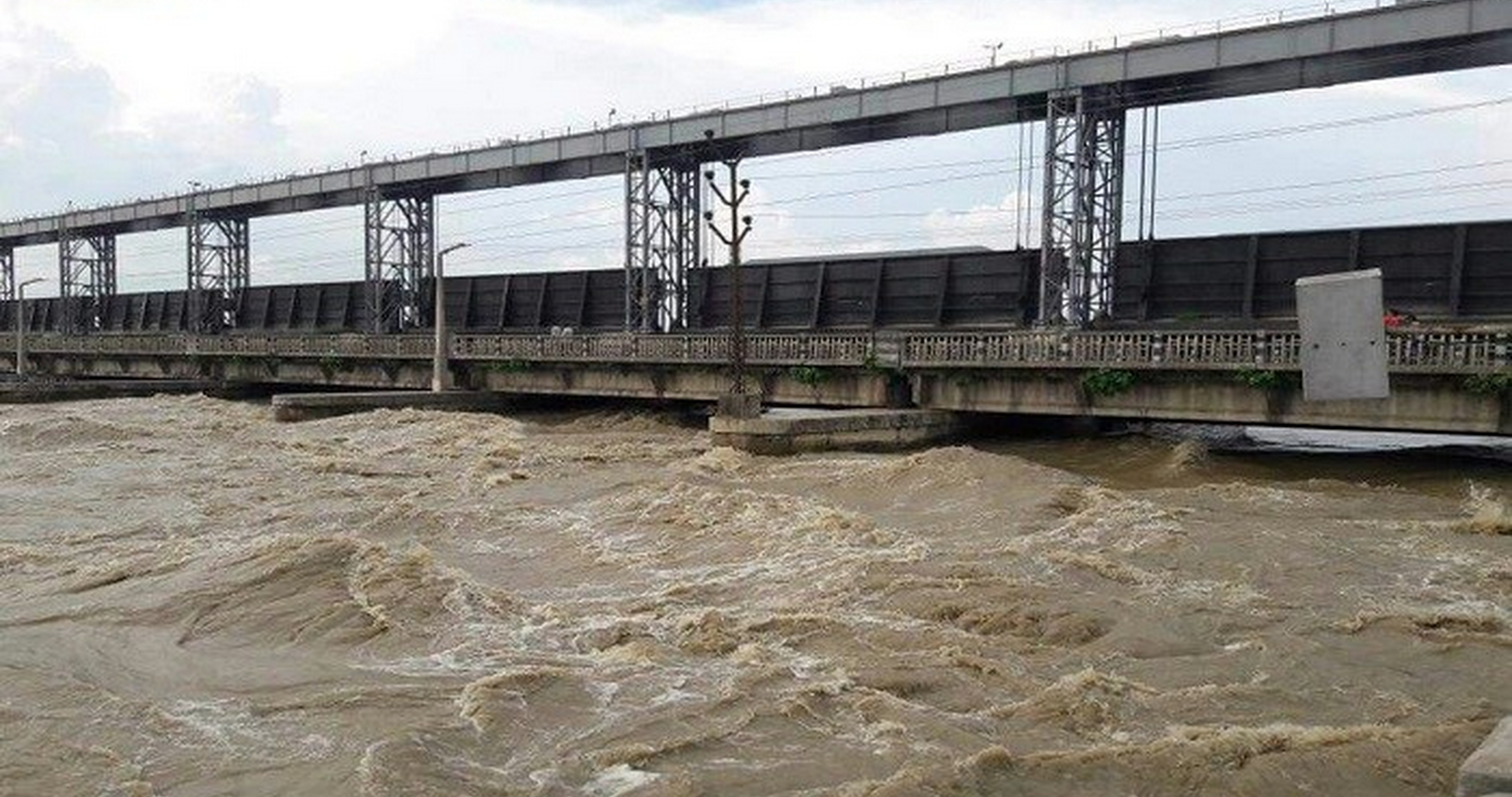 Image of सप्तकोशी नदीमा जलसतह बढेपछि कोशी ब्यारेजका २७ ढोका खुला